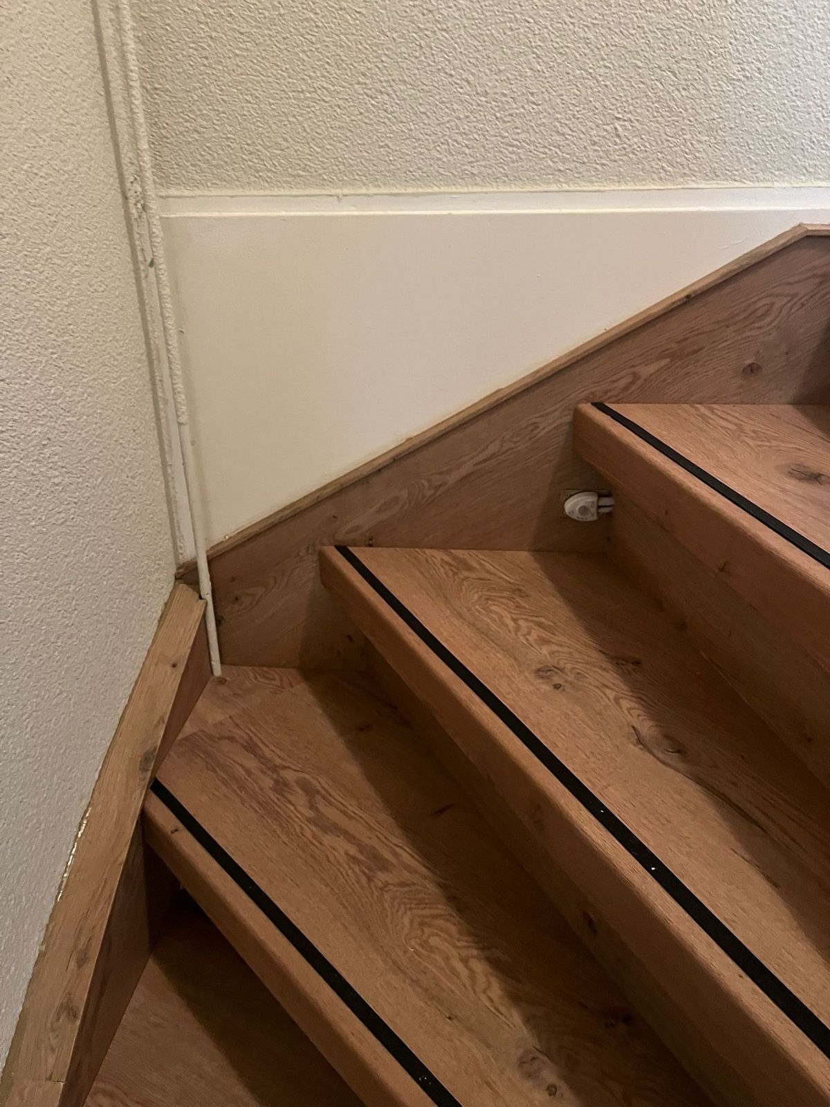 Detail van eiken treden met zwarte antislipstrips